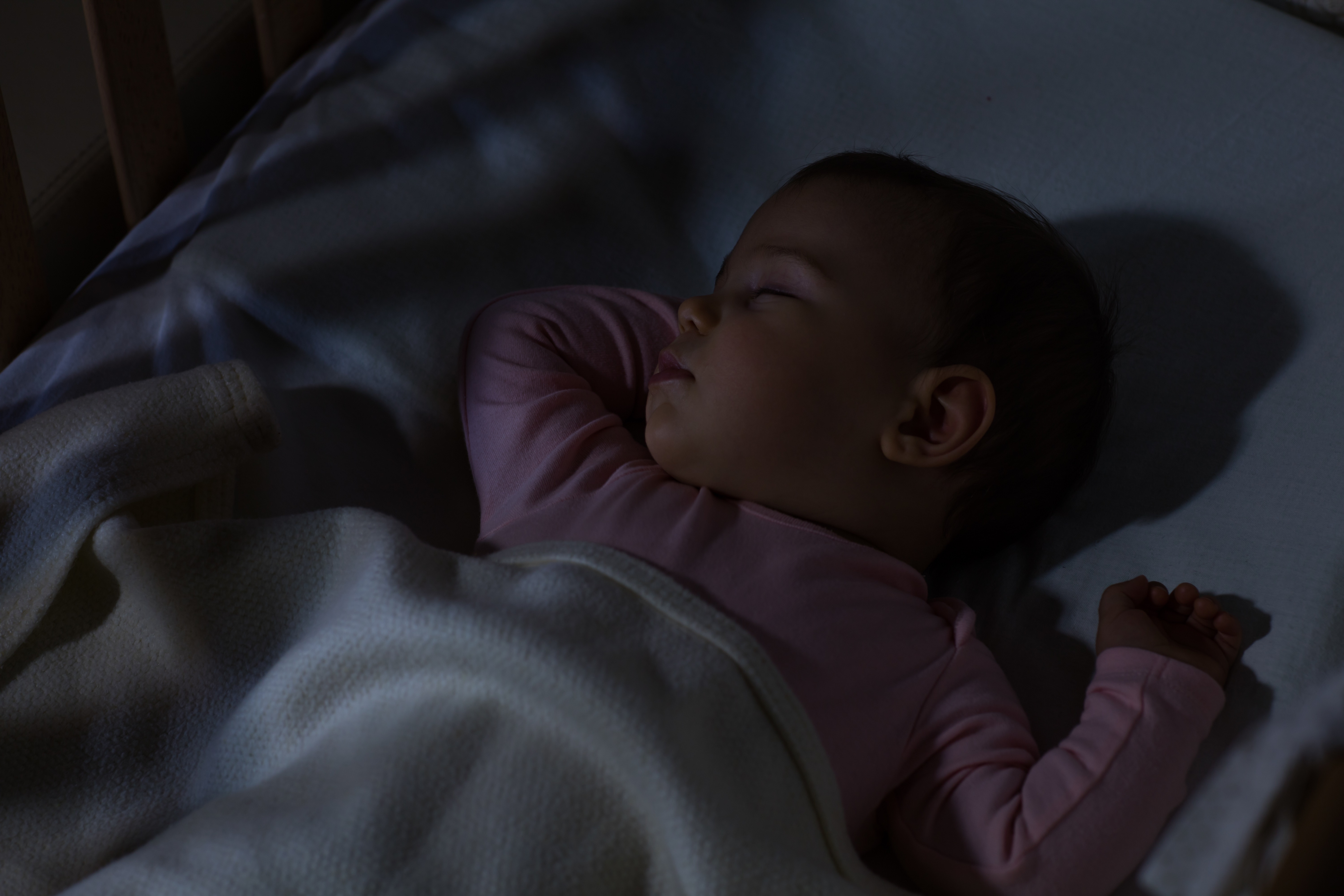 Сонная ночь 3. Спящий ребенок. Спящий ребенок в темноте.